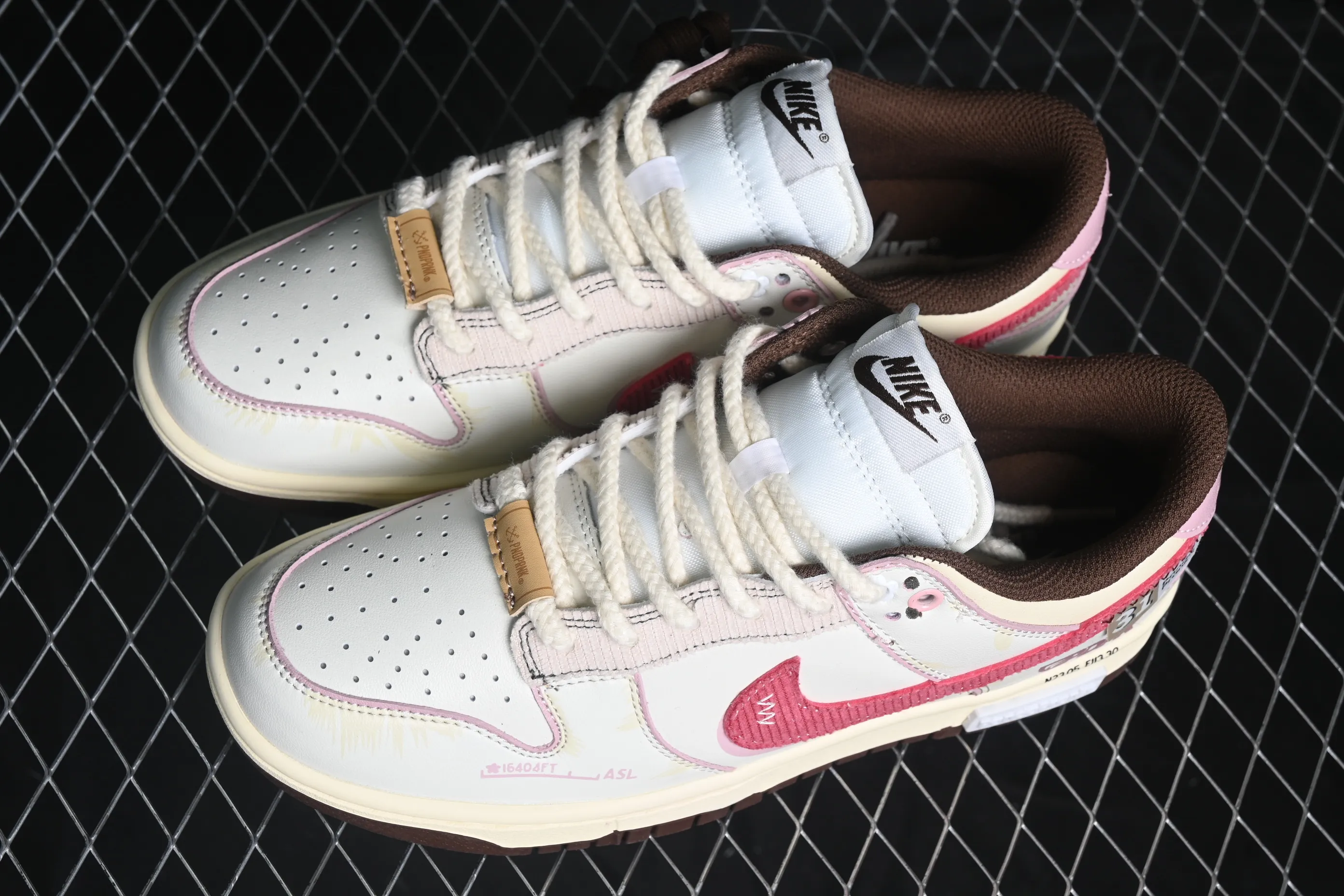 All Categories Nk SB Dunk Series Nk SB Dunk Low Low-top sneakers Nk Dunk "Surfaces In Brown And Sail" Panda Prank Flying Over the Skyline Weiyi Pink White Low-top casual sneakers DD1503-124